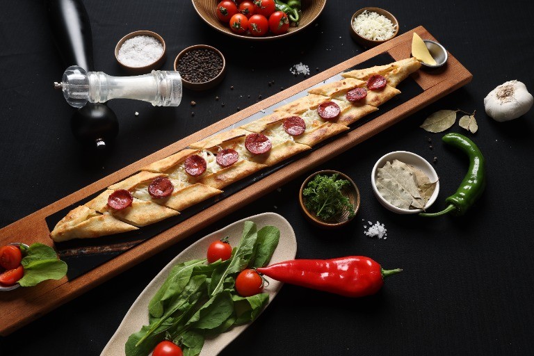 Kaşarlı Sucuklu Pide